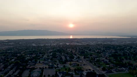 Rauchige-Luftverschmutzung-Sonnenuntergang-über-Dem-Utah-see---Luftdrohne