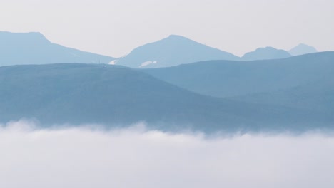 Zeitraffer-Von-Nebel,-Der-Unter-Berggipfeln-Vorbeizieht