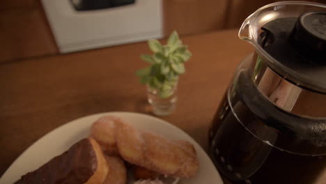 Kaffee-Mit-Donuts-Morgens-Zu-Hause-Nach-Unten-Kippen