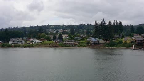 Schwenk-Vom-Ufer-Des-Sees-In-Vancouver,-Britisch-Kolumbien,-Stimmungsvolle-Atmosphäre