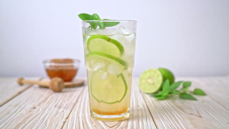Iced-Honey-And-Lime-Soda-Mit-Minze---Erfrischungsgetränk