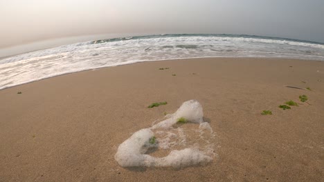 Meeresschaum-Wird-Von-Der-Meeresbrise-In-Monterey-Bay,-Kalifornien,-Weggeblasen