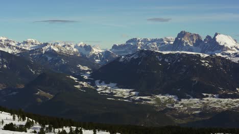 Langsamer-Schwenkblick-In-Den-Alpen-Auf-Die-Epischen-Gipfel-Der-Schneebedeckten-Berge-Der-Dolomiten-Im-Winter
