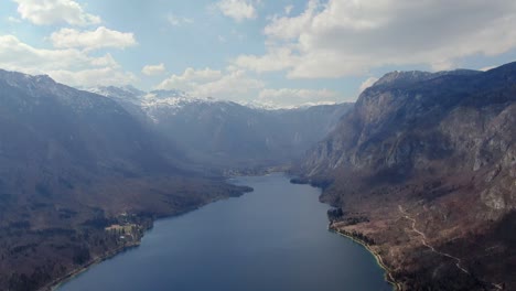 Vista-Aérea-Del-Lago-Bohinj-Y-El-Parque-Nacional-Triglav,-Alpes-Julianos