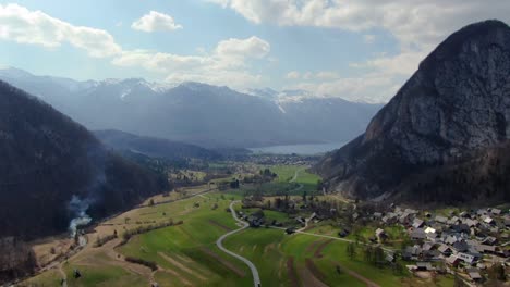 Faszinierende-Luftaufnahme-Des-Paradiesischen-Tals-Bohinj,-Umarmt-Von-Den-Julischen-Alpen-In-Der-Friedlichen-Und-Unberührten-Natur-Des-Triglav-nationalparks