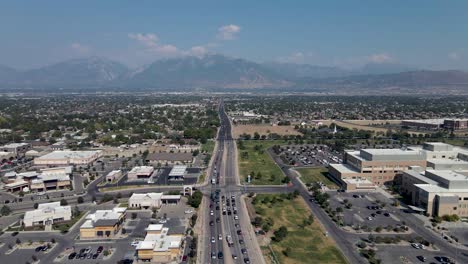 Drohne-Steigt-über-Die-Autobahn-In-Der-Nähe-Des-Riverton-Hospital,-Salt-Lake-City,-Utah