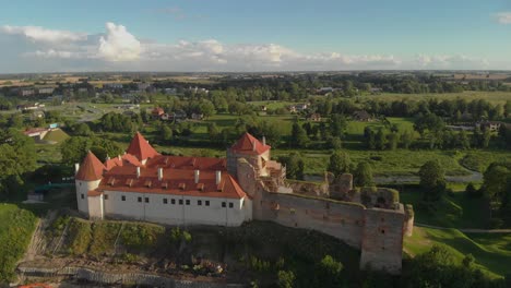 Drohnenantenne,-Die-An-Einem-Sonnigen-Sommertag-Hoch-über-Schloss-Bauska,-Lettland,-Fliegt