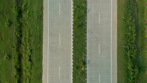 Erstaunliche-Drohnenansicht-Der-Leeren-Autobahn-In-Der-Provinz-Punjab,-Indien
