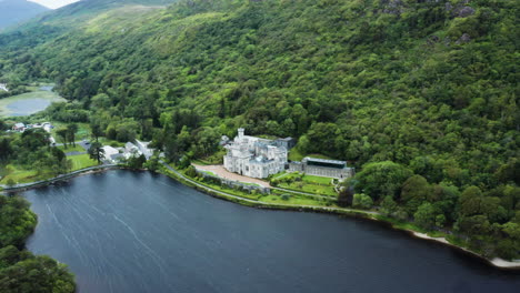 Kylemore-Abbey-Und-Pollacpal-Lough