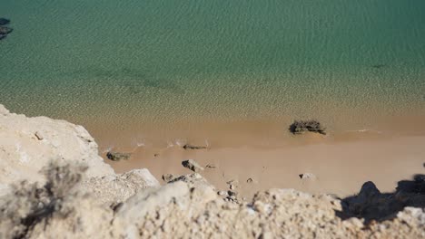 Herunterfahren,-Malerischer-Blick-Auf-Die-Kristallklare-Küste-Der-Algarve,-Portugal,-Heller-Sonniger-Tag-Im-Hintergrund