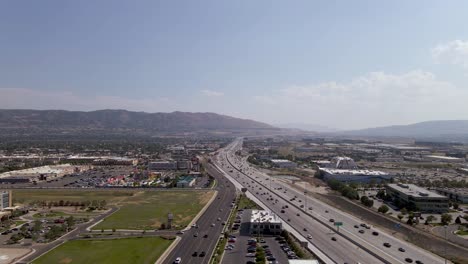 Luftaufnahme-über-Den-Autobahnverkehr-Mit-Den-Utah-bergen-Im-Hintergrund