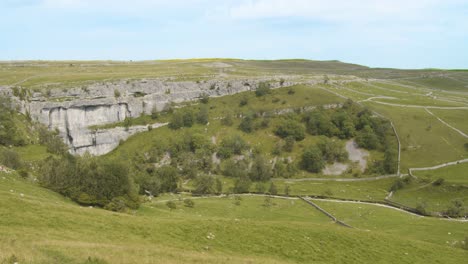 Static-shot-looking-over-Malham-Cove,-Yorkshire-Dales,-England