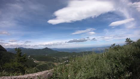 Nubes-En-La-Cima-De-La-Montaña