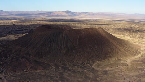 Erstaunliche-Luftaufnahmen-Des-Amboy-Kraters-An-Einem-Schönen-Tag