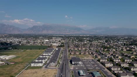Luftaufnahme-Von-Wohnhäusern-In-Einem-Dorf-In-Utah-An-Einem-Heißen-Sommertag