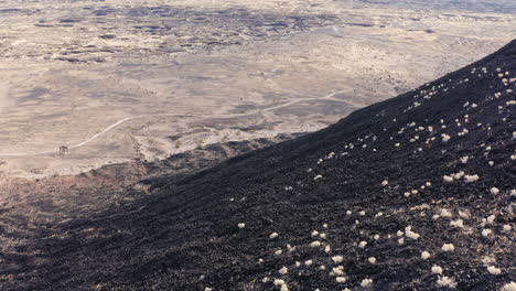 Vista-Aérea-Volando-Por-El-Lado-Del-Cráter-Volcánico-Amboy-Mirando-El-Paisaje-Alienígena-Texturizado