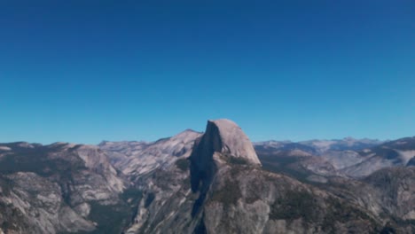 Abwärtsneigung-Vom-Blauen-Himmel-Zum-Half-Dome-Und-Zum-Yosemite-Tal-Vom-Gletscherpunkt