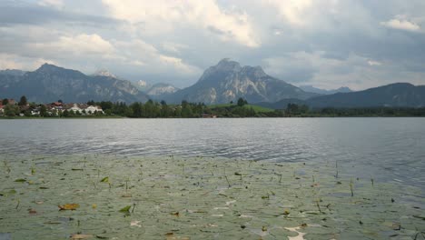 Lago-Hopfensee-Cerca-De-Fuessen-Con-Montañas-En-El-Fondo,-Baviera,-Alemania