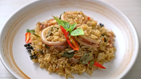 Hausgemachter-Gebratener-Reis-Mit-Basilikum-Und-Würzigen-Kräutern-Mit-Tintenfisch-Oder-Oktopus---Asiatische-Küche