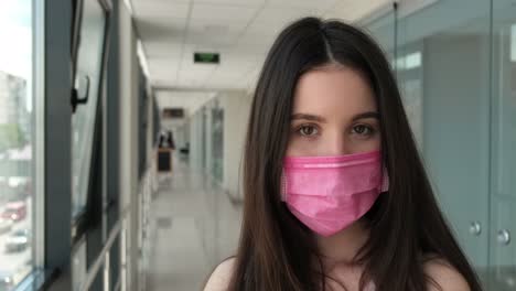 Junges-Mädchen-Im-Krankenhaus-In-Einer-Maske