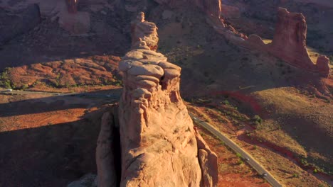 4k-Antenne-Von-Felsformationen-In-Einer-Wüstenlandschaft---Arches-National-Park,-Utah,-USA