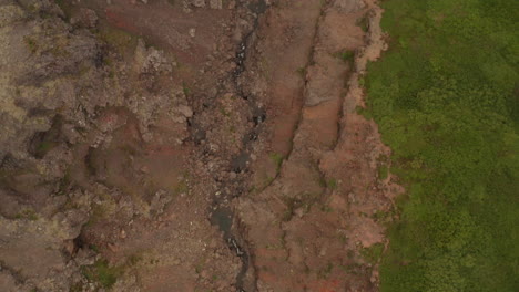 Corriente-De-Agua-Serpenteando-A-Través-Del-Cañón-En-Los-Fiordos-Del-Oeste-De-Islandia,-Toma-Aérea-De-Drones