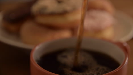 Kaffee-In-Einer-Tasse-Mit-Donuts-Morgens-Zu-Hause-Ausschenken