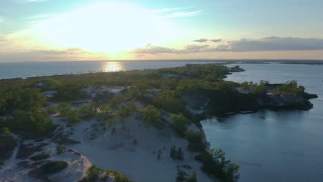 Luftaufnahme-Des-Wunderschönen-Sonnenuntergangs-über-Der-Sandbank-Halbinsel