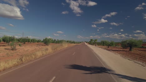 Vista-En-Movimiento-Lento-De-La-Carretera-Rural-Durante-La-Puesta-De-Sol