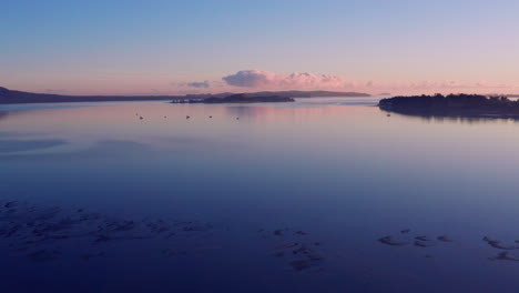 Ein-Ruhiger-Und-Friedlicher-See-Bei-Einem-Farbenprächtigen-Sonnenaufgang-In-Auckland,-Neuseeland