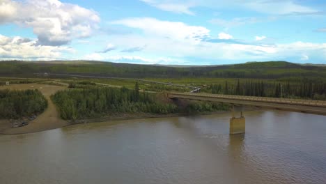 Puente-Que-Cruza-El-Río-Yukón-En-La-Autopista-Dalton-Cerca-De-La-Bahía-De-Prudhoe-En-Alaska,-Ee.uu.
