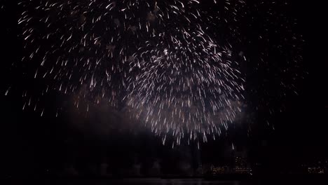 Finale-of-firework-display,-many-explosions-then-fade-to-black