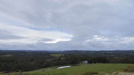Lapso-De-Tiempo-De-Nubes-Rápidas-Moviéndose-Sobre-Campos-Rurales-Y-Colinas-En-El-Sur-De-Australia