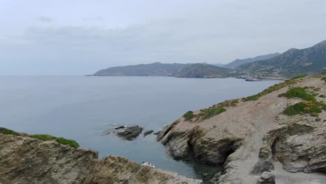 Antenne-Nach-Vorne-über-Die-Felsige-Küste-Der-Insel-Kreta
