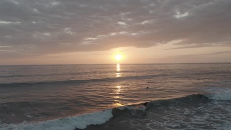 Drohne,-Luftaufnahme-Eines-Surfers,-Der-Während-Des-Wunderschönen-Sonnenuntergangs-In-Costa-Rica-Eine-Welle-Fängt,-4k