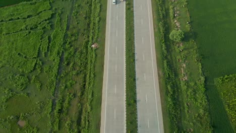 Erstaunliche-Luftaufnahme-Des-Gut-Organisierten-Ackerlandes,-Das-Durch-Die-Schnellstraße-In-Der-Provinz-Punjab,-Indien,-Geteilt-Wird