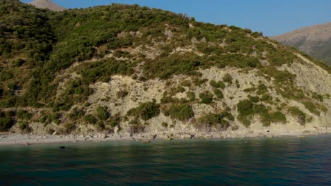 Küste-Des-Ionischen-Meeres-Mit-Blauem-Azurblauem-Wasser,-Das-Felsige-Hänge-Der-Berge-In-Albanien-Wäscht