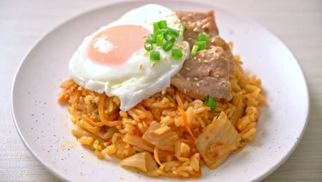 Gebratener-Kimchi-Reis-Mit-Spiegelei-Und-Schweinefleisch---Koreanischer-Essensstil