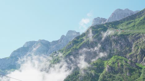 Ziehende-Wolken-Vor-Bergen