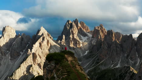 Mann-In-Roter-Jacke,-Der-Allein-In-Den-Italienischen-Dolomiten-Steht