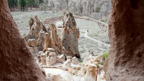 Casas-De-Los-Pueblos-Ancestrales-Del-Pueblo-En-El-Monumento-Nacional-Bandelier