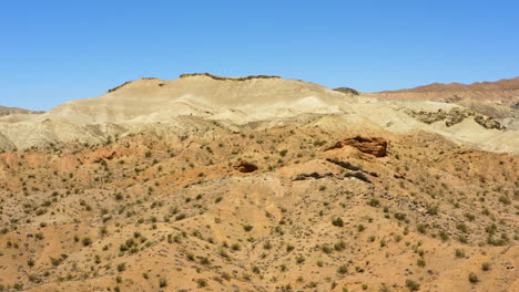 Vista-Aérea-De-Las-Formaciones-De-La-Cuenca-Del-Arco-Iris-En-El-Desierto-De-Mojave
