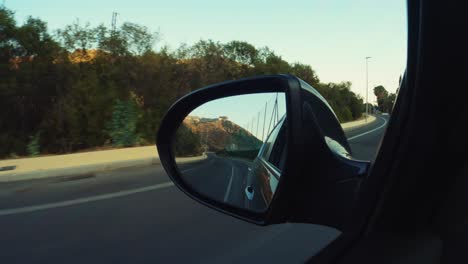 Seitenspiegel-Eines-Geländewagens