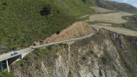Dron-Rastrea-Camioneta-Conduciendo-A-Través-De-Montañas-En-La-Autopista-1-De-California