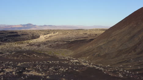 Vista-Aérea-A-Gran-Altitud-De-La-Textura-En-El-Exterior-Del-Cono-En-El-Cráter-Volcánico-Amboy-En-El-Desierto-De-Mojave