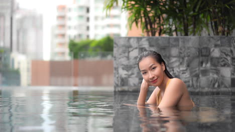 Mode-Asiatisches-Model-Badeanzug-Posiert-In-Einem-Pool