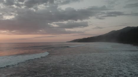 Ruhige-Warme-Sonnenuntergangsantenne,-Drohnenschwenkschuss-An-Einem-Strand-In-Costa-Rica