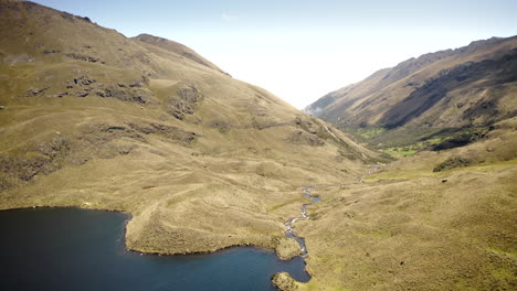 Drohne-Fliegt-über-Die-Anden-Und-Den-See-Im-Cajas-nationalpark,-Ecuador