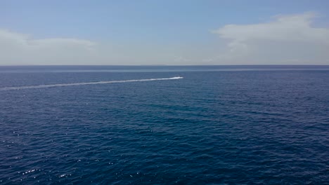 Lancha-Navegando-A-Través-Del-Mar-Azul-Profundo-En-Un-Día-De-Vacaciones-De-Verano-En-El-Mediterráneo