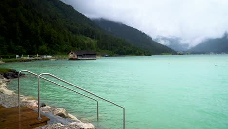 Hermoso-Lago-De-Montaña-En-Los-Alpes-De-Austria-Con-Agua-Turquesa